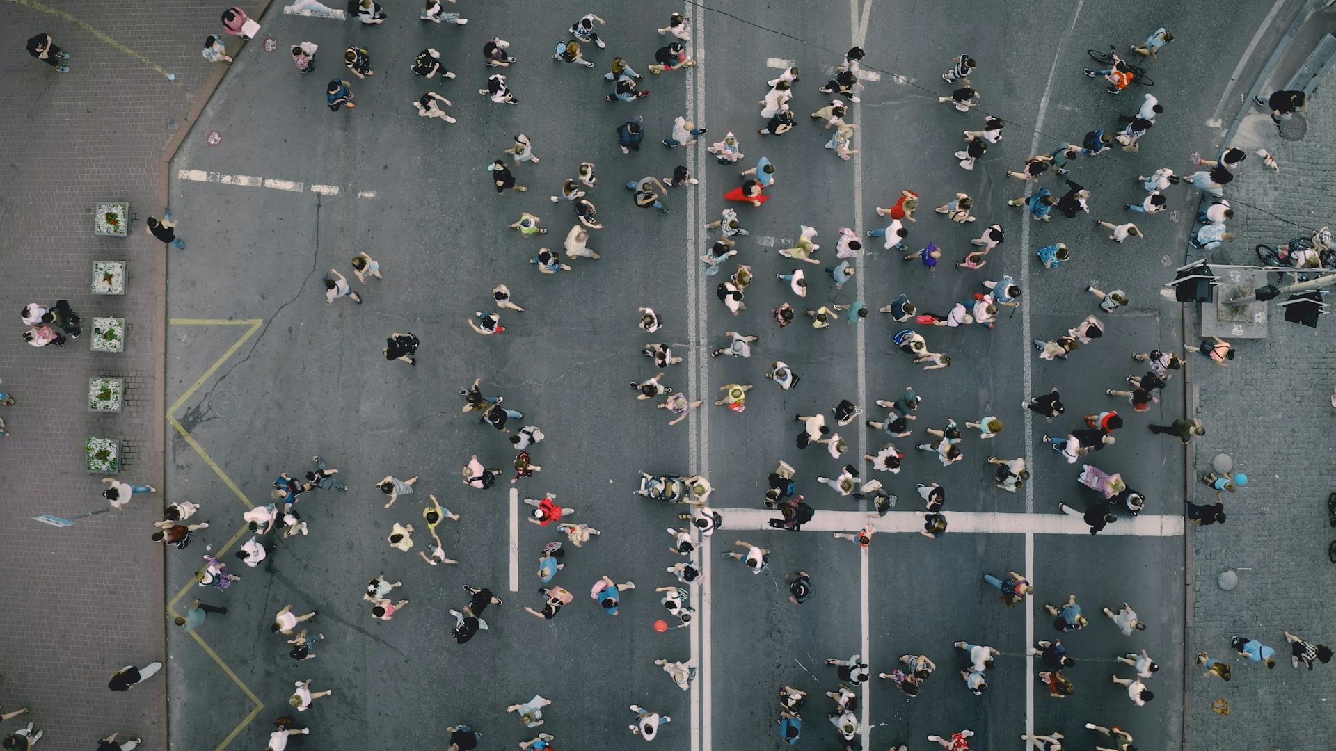 Os pedestres estão atravessando uma rua de um lado para o outro