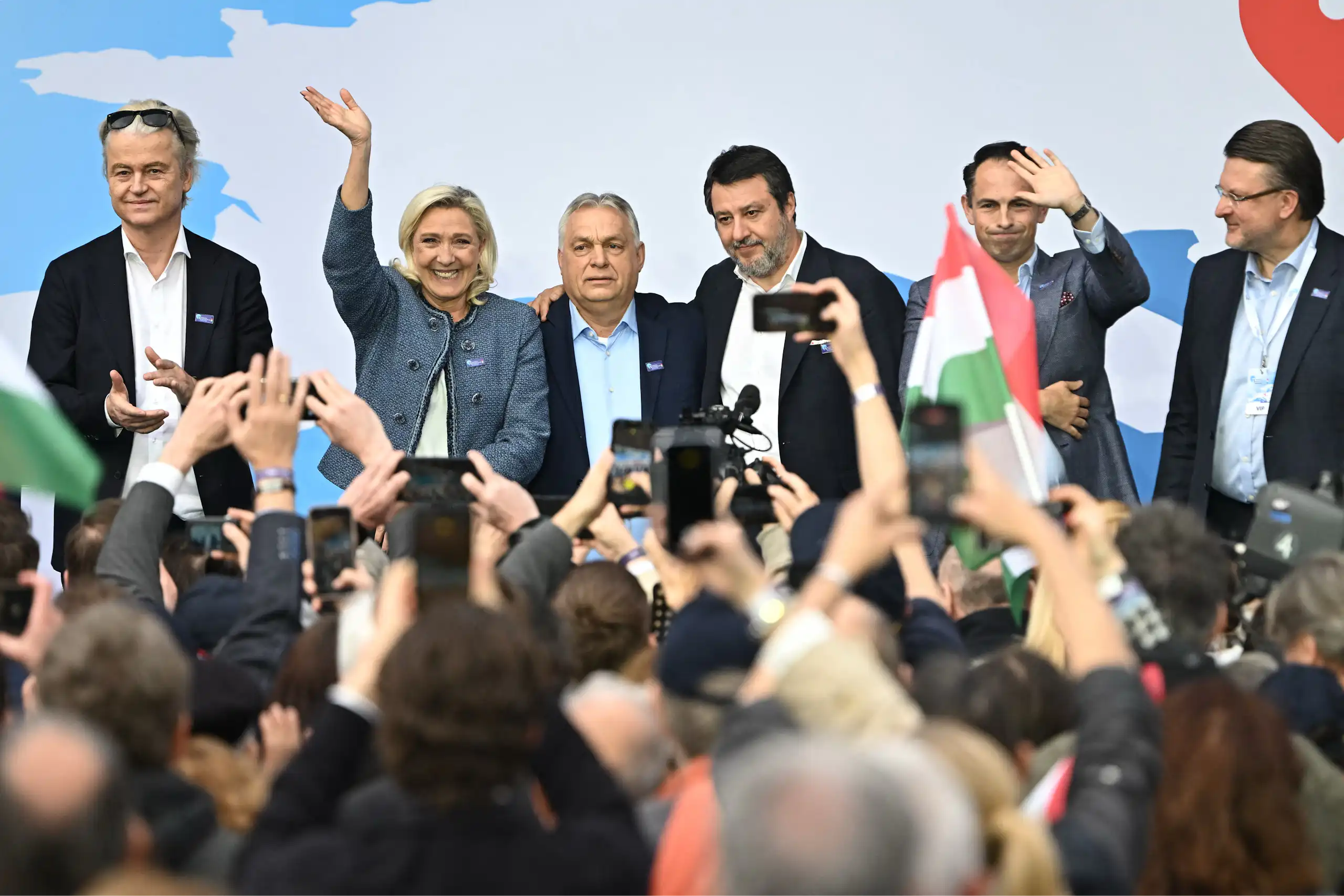 Marine Le Pen et Matteo Salvini entourent Orban sur la scène et saluent les participants en fin de meeting.
