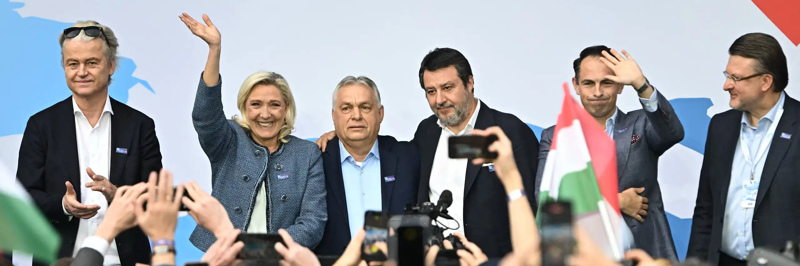 Marine Le Pen et Matteo Salvini entourent Orban sur la scène et saluent les participants en fin de meeting.