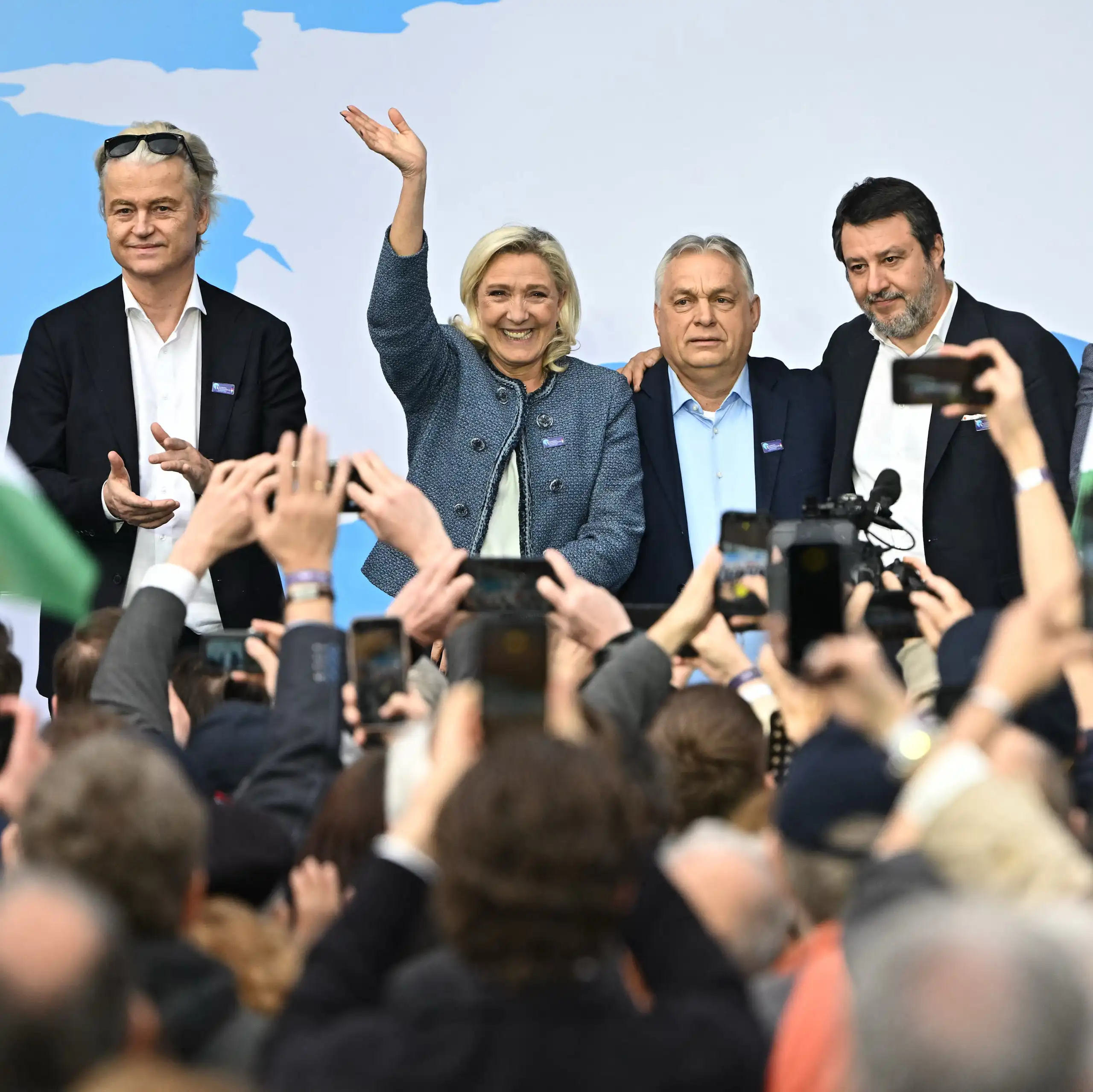 Marine Le Pen et Matteo Salvini entourent Orban sur la scène et saluent les participants en fin de meeting.