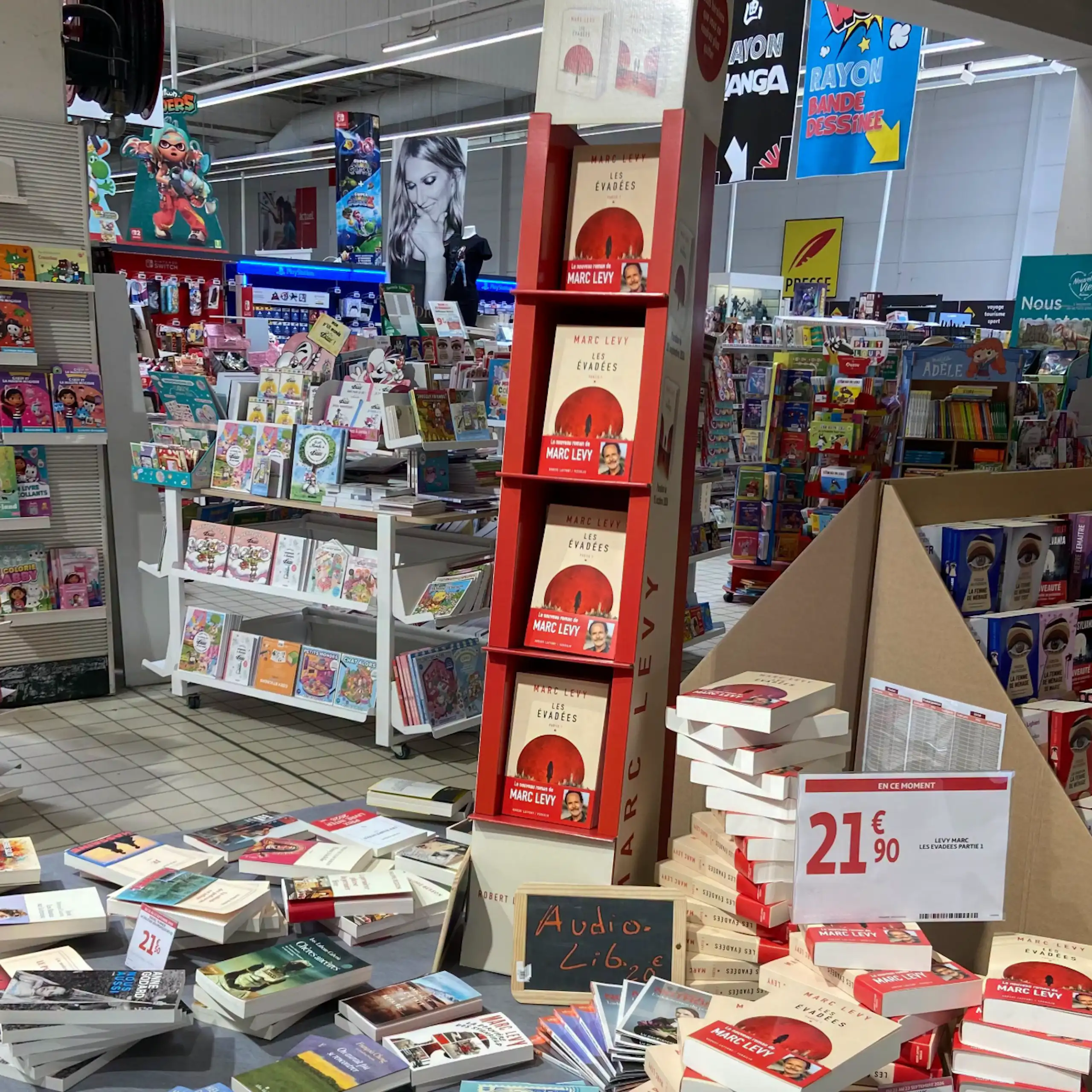 Le rayon livre, journaux et papeterie d'une grande surface.