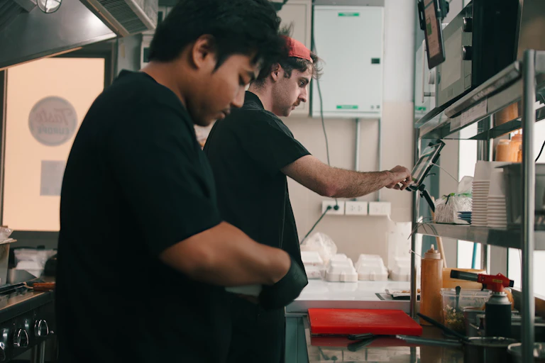 Cuisiniers en plein travail.