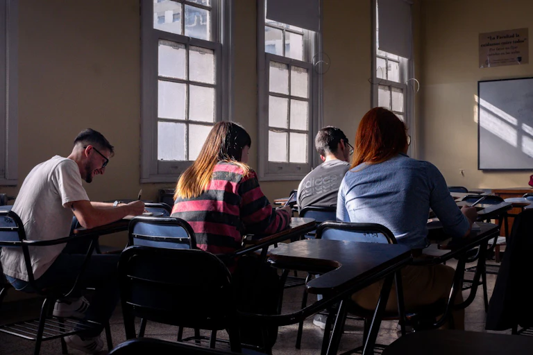 Des étudiants qui révisent dans une salle de cours.