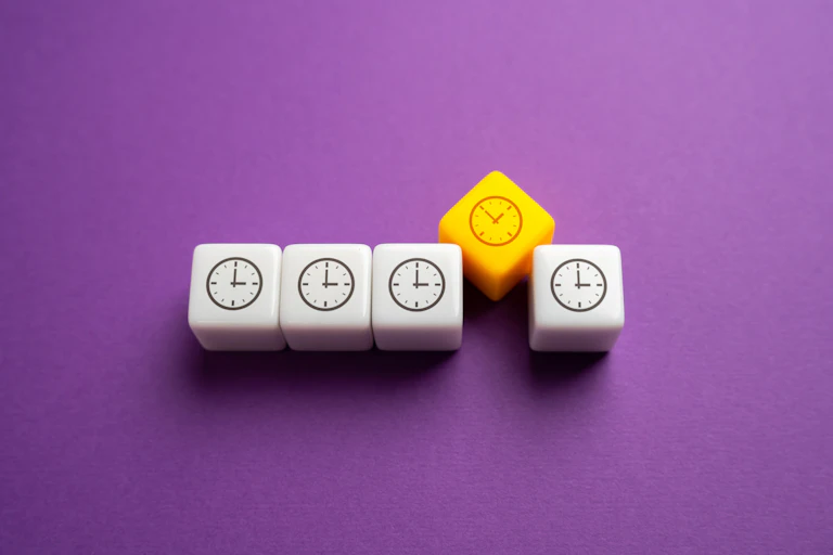 Dados blancos con el dibujo de un reloj con uno amarillo insertado entre ellos