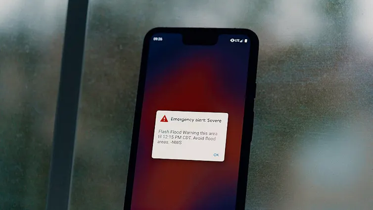 Un aviso de inundación en la pantalla de un móvil