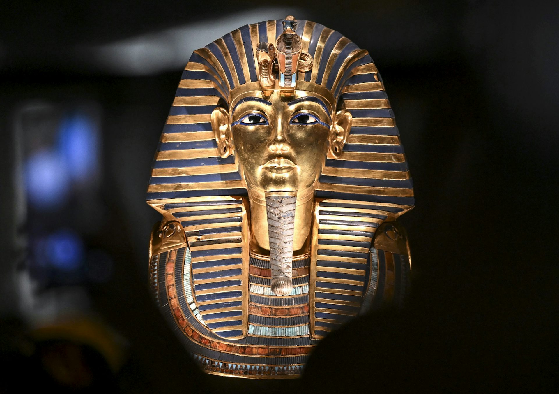 A máscara dourada do rei Tutancâmon em exposição no Grande Museu Egípcio, em Gizé.