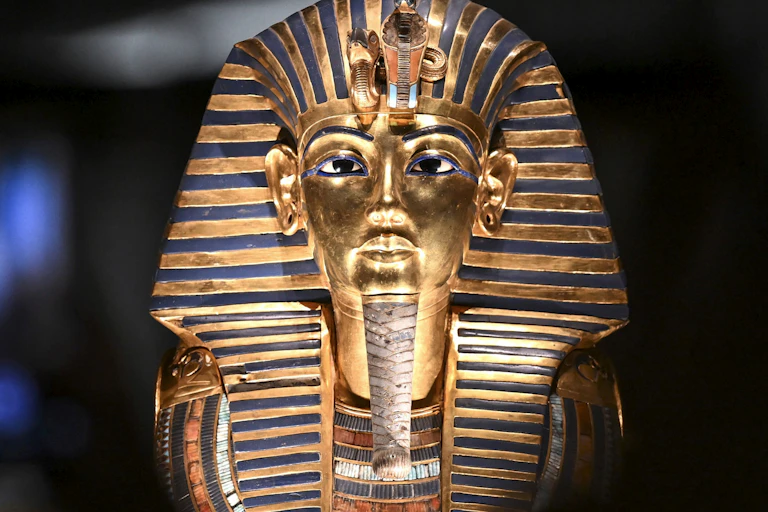 A máscara dourada do rei Tutancâmon em exposição no Grande Museu Egípcio, em Gizé.