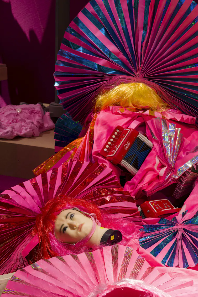 Pink fans and a mannequin head.
