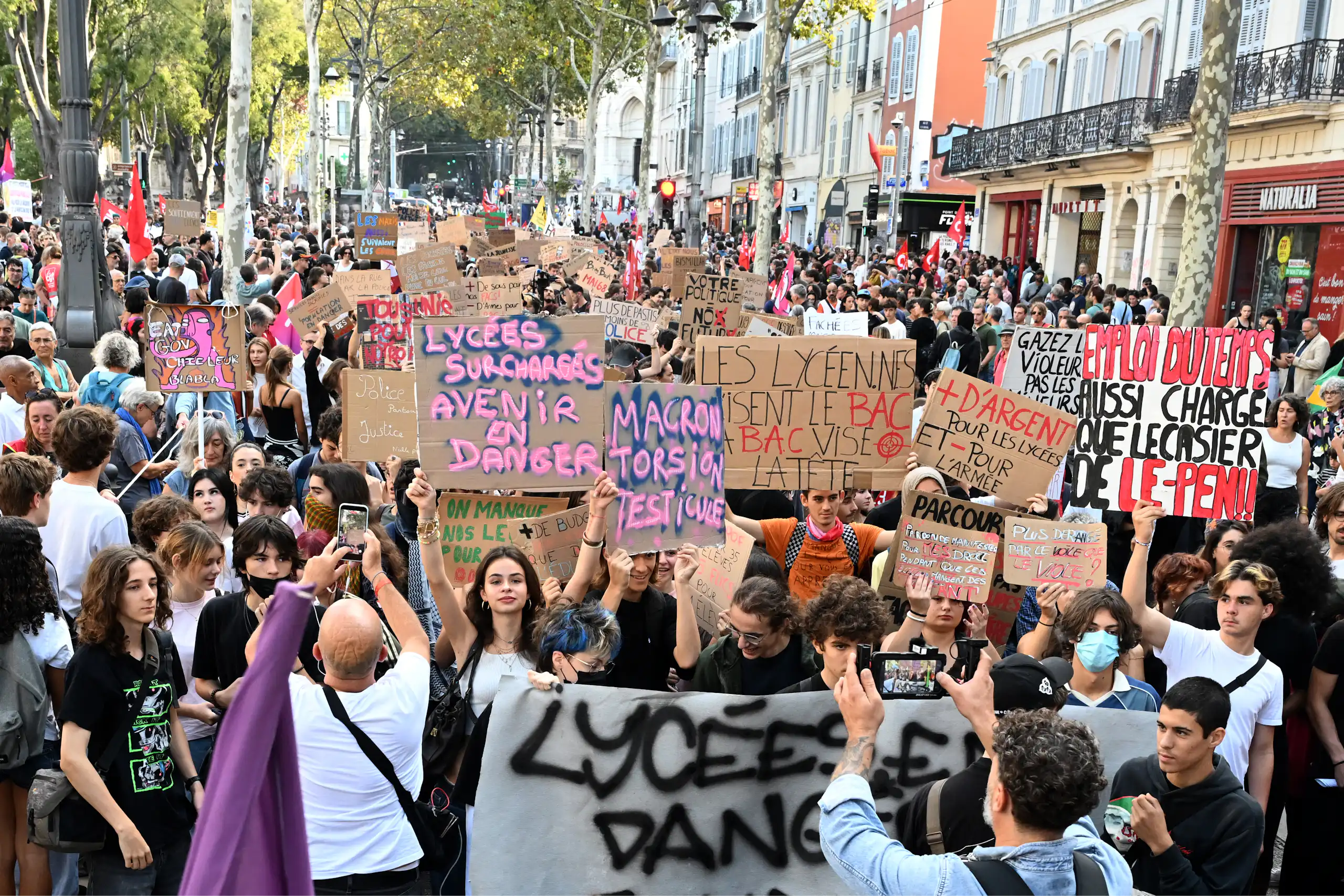Manifestation lycéenne à Marseille dans le cadre du mouvement de protestation national contre les mauvaises conditions d'enseignement, le 6 octobre 2026.