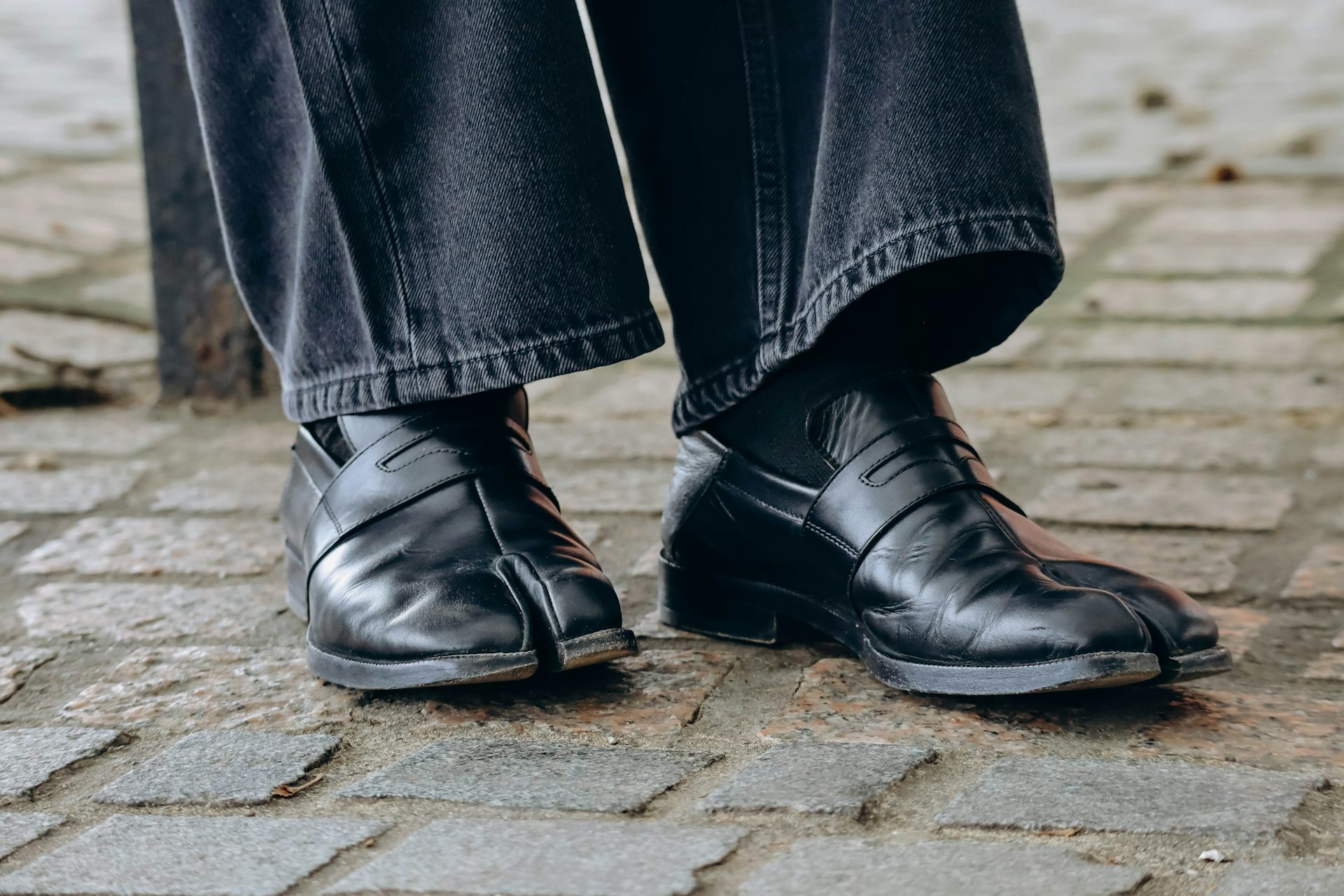 Split toe loafer.
