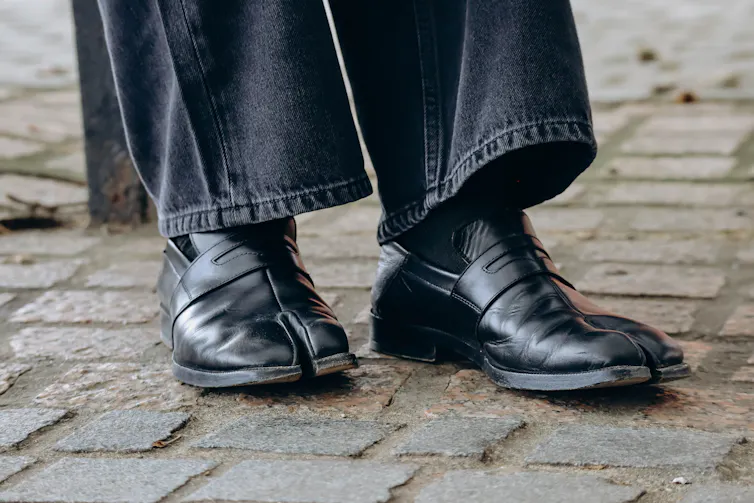 Split toe loafer.