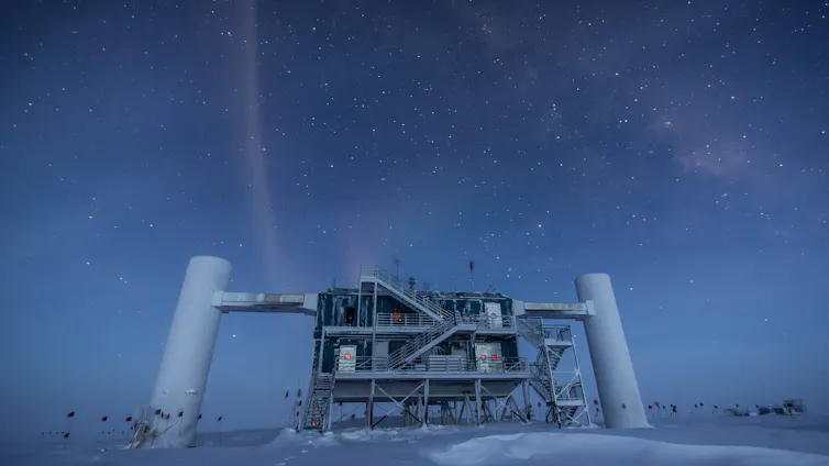 estructura de un observatorio sobre el hielo y bajo un cielo nocturno.