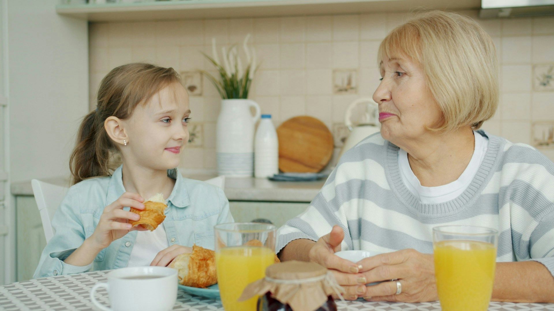 Grand mère et sa petite fille au petit-déjeuner