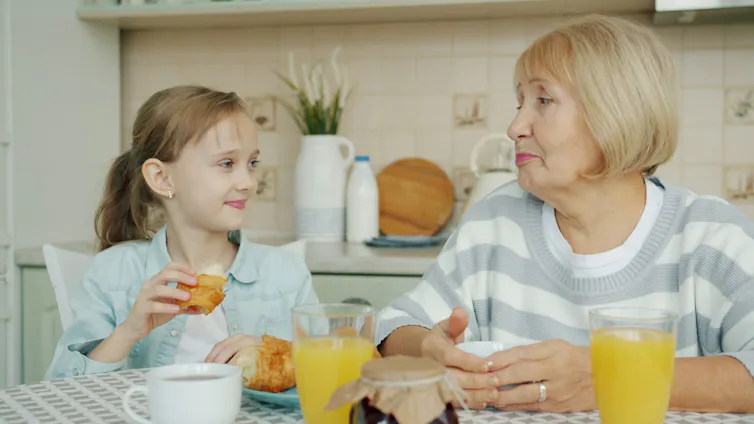 Grand mère et sa petite fille au petit-déjeuner