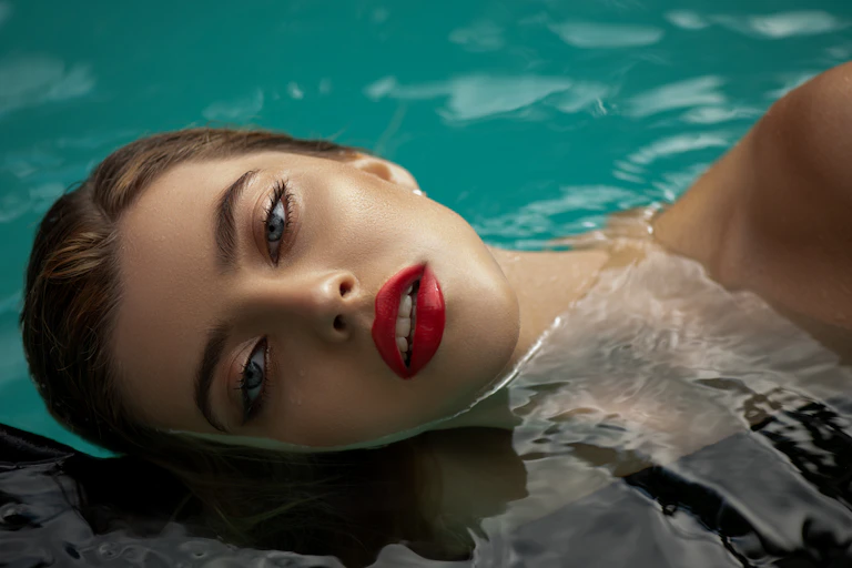Mannequin de cire représentant une femme, plongé dans l'eau