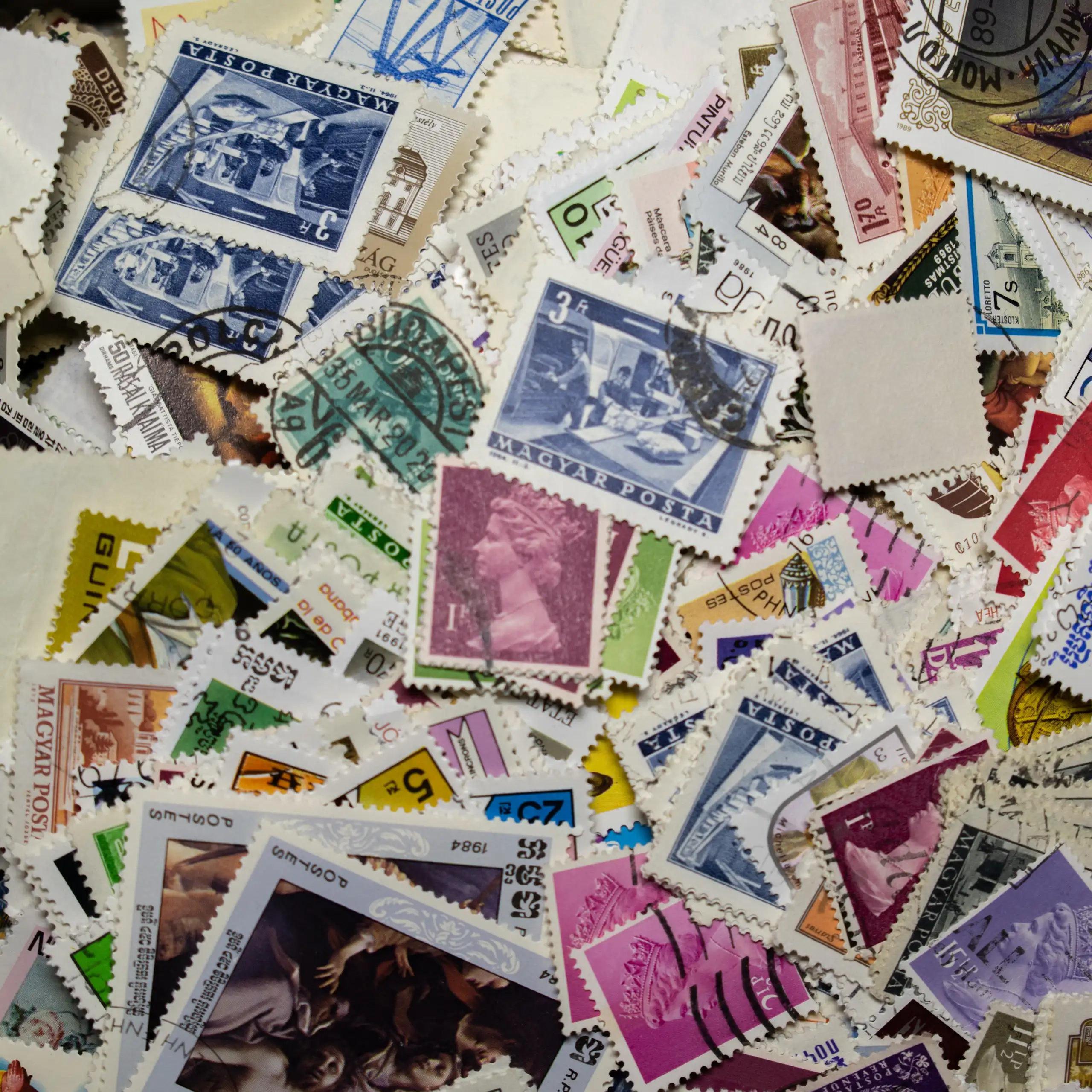 Multitude de timbres postaux oblitérés ou non.