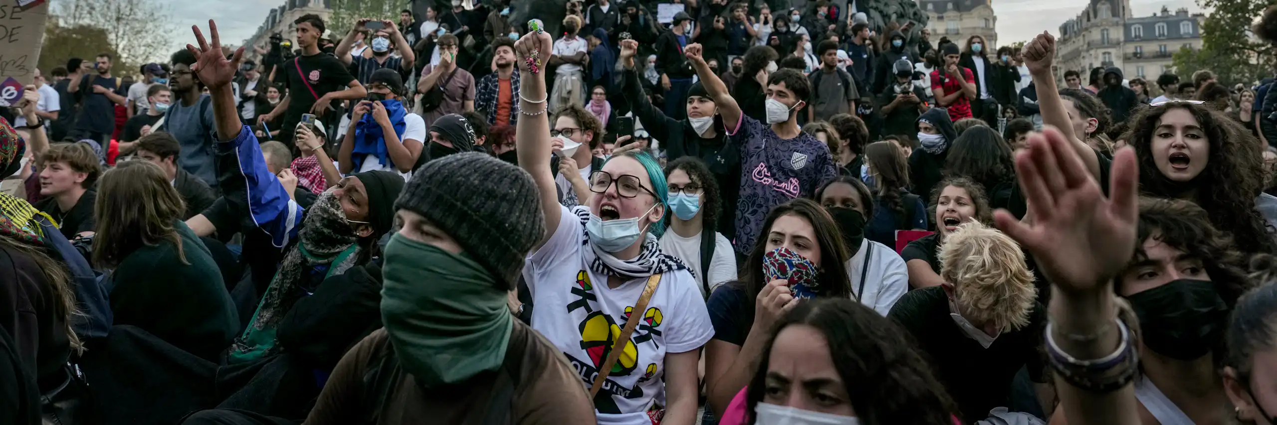 Des personnes se rassemblent sur et autour de la statue située au centre de la place de la République, à l’issue d’une manifestation organisée dans le cadre d’une journée nationale d’actions lancée par des lycéens, rejoints par les syndicats et les enseignants, qui réclament depuis plusieurs jours de meilleures conditions d’apprentissage lors de manifestations ponctuées d’affrontements violents à Paris, le 6 octobre 2026. Depuis fin septembre, les élèves bloquent les entrées de centaines de lycées accueillant des jeunes âgés de 15 à 17 ans, dénonçant le manque d’enseignants, des emplois du temps surchargés, des salles de classe délabrées et des bâtiments incapables de faire face à la hausse des températures.