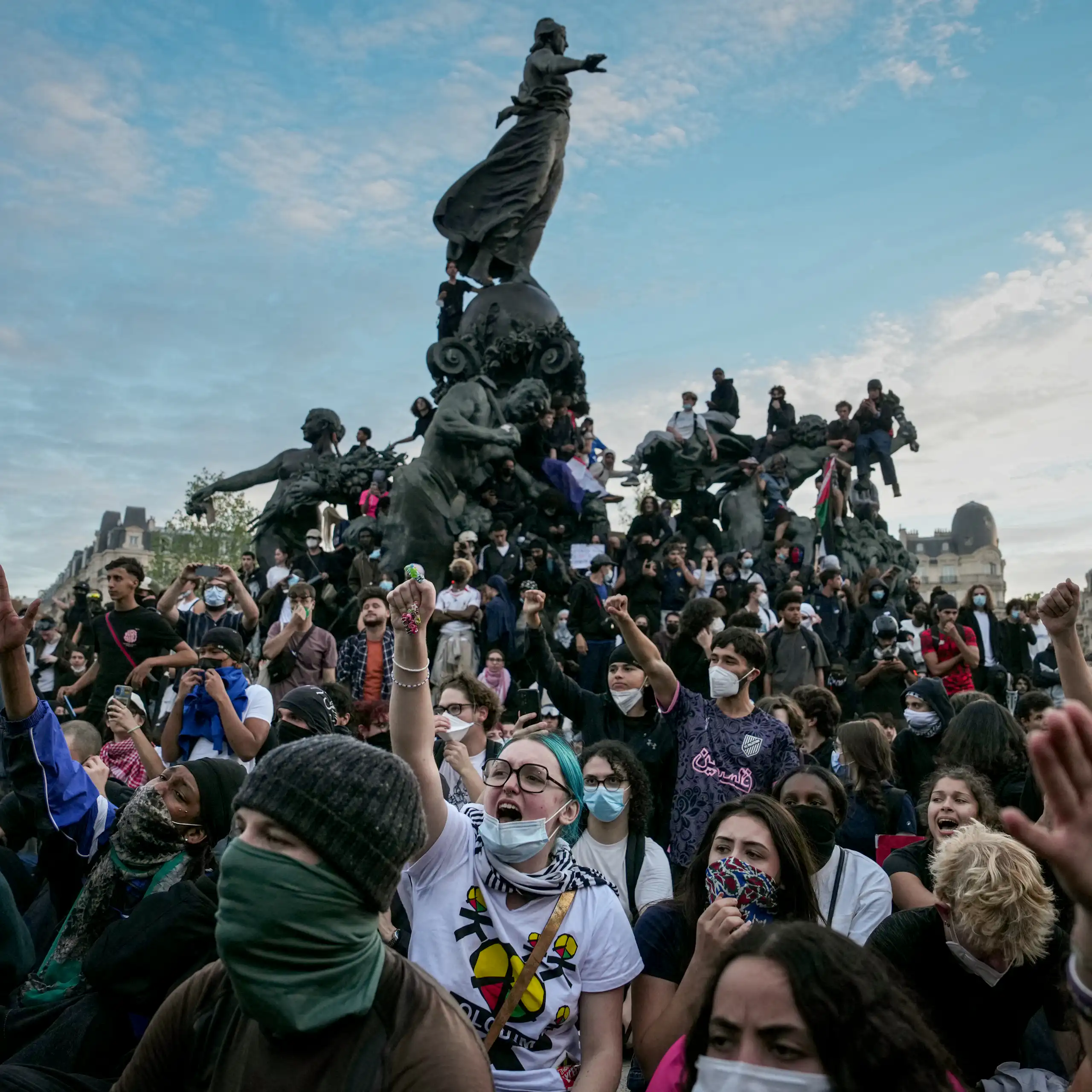 Des personnes se rassemblent sur et autour de la statue située au centre de la place de la République, à l’issue d’une manifestation organisée dans le cadre d’une journée nationale d’actions lancée par des lycéens, rejoints par les syndicats et les enseignants, qui réclament depuis plusieurs jours de meilleures conditions d’apprentissage lors de manifestations ponctuées d’affrontements violents à Paris, le 6 octobre 2026. Depuis fin septembre, les élèves bloquent les entrées de centaines de lycées accueillant des jeunes âgés de 15 à 17 ans, dénonçant le manque d’enseignants, des emplois du temps surchargés, des salles de classe délabrées et des bâtiments incapables de faire face à la hausse des températures.