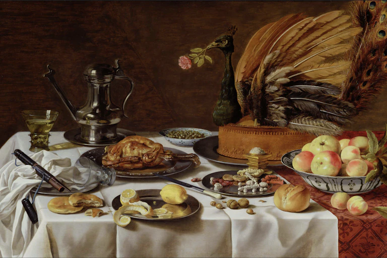 Gros plan sur la nature morte, un poulet rôti et une perdrix cuite en croûte.