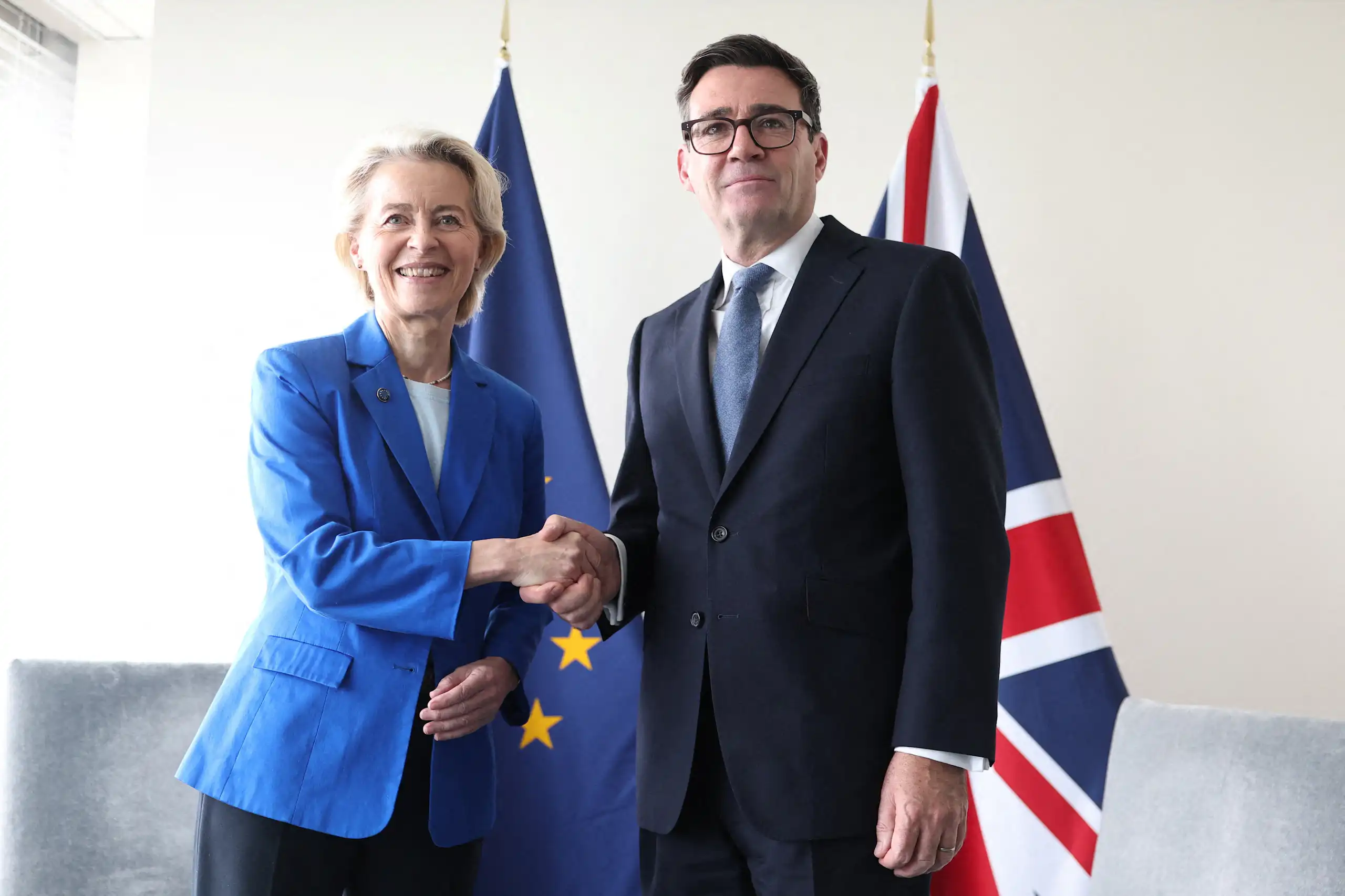 Gros plan sur von der Leyen et Burnham.