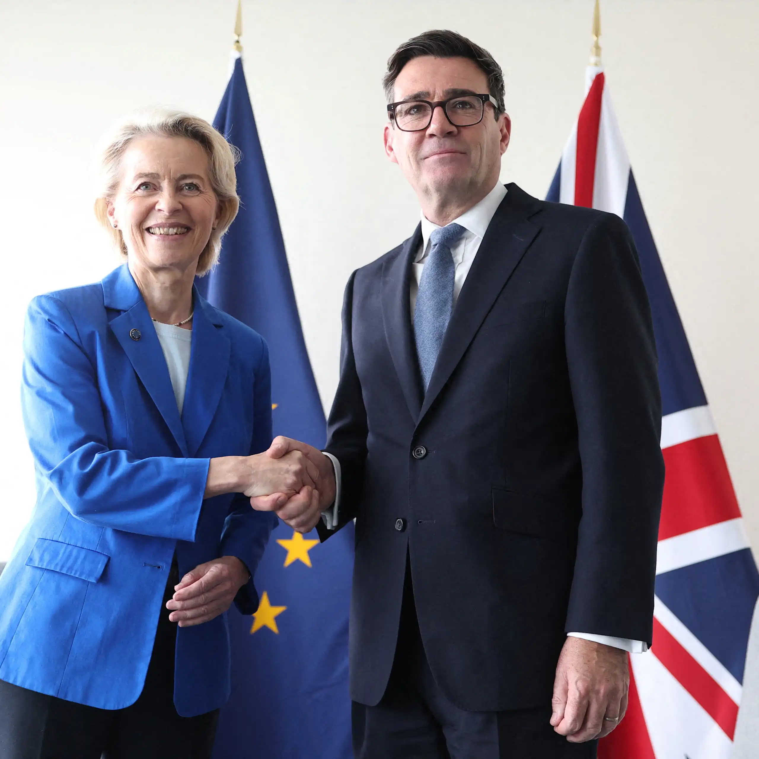 Gros plan sur von der Leyen et Burnham.
