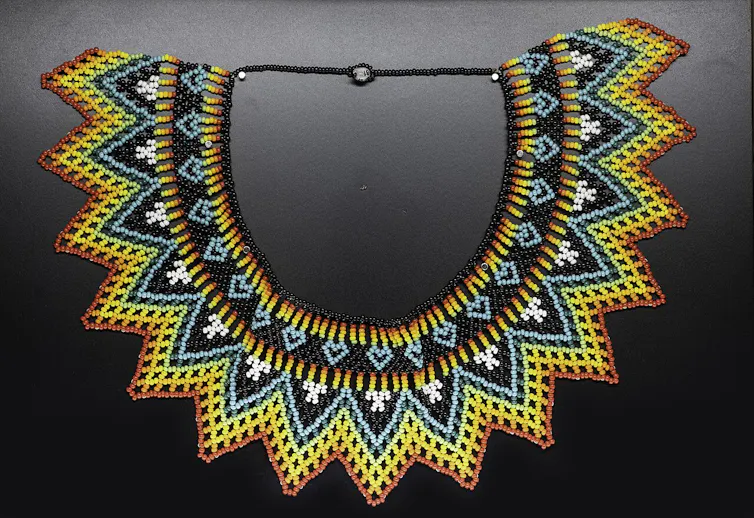 Collar de abalorios de colores.