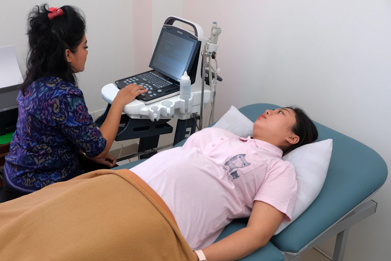 dokter, ibu hamil, melahirkan, maternity care
