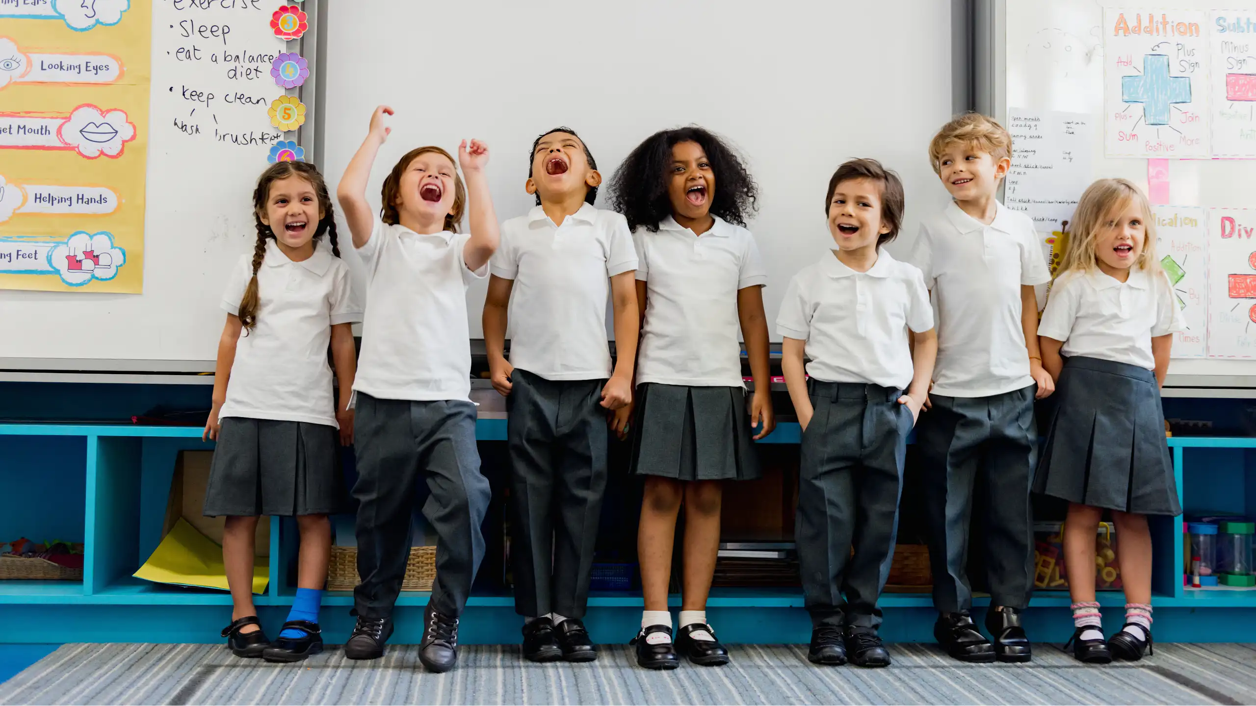 Des élèves heureux dans une salle de classe.