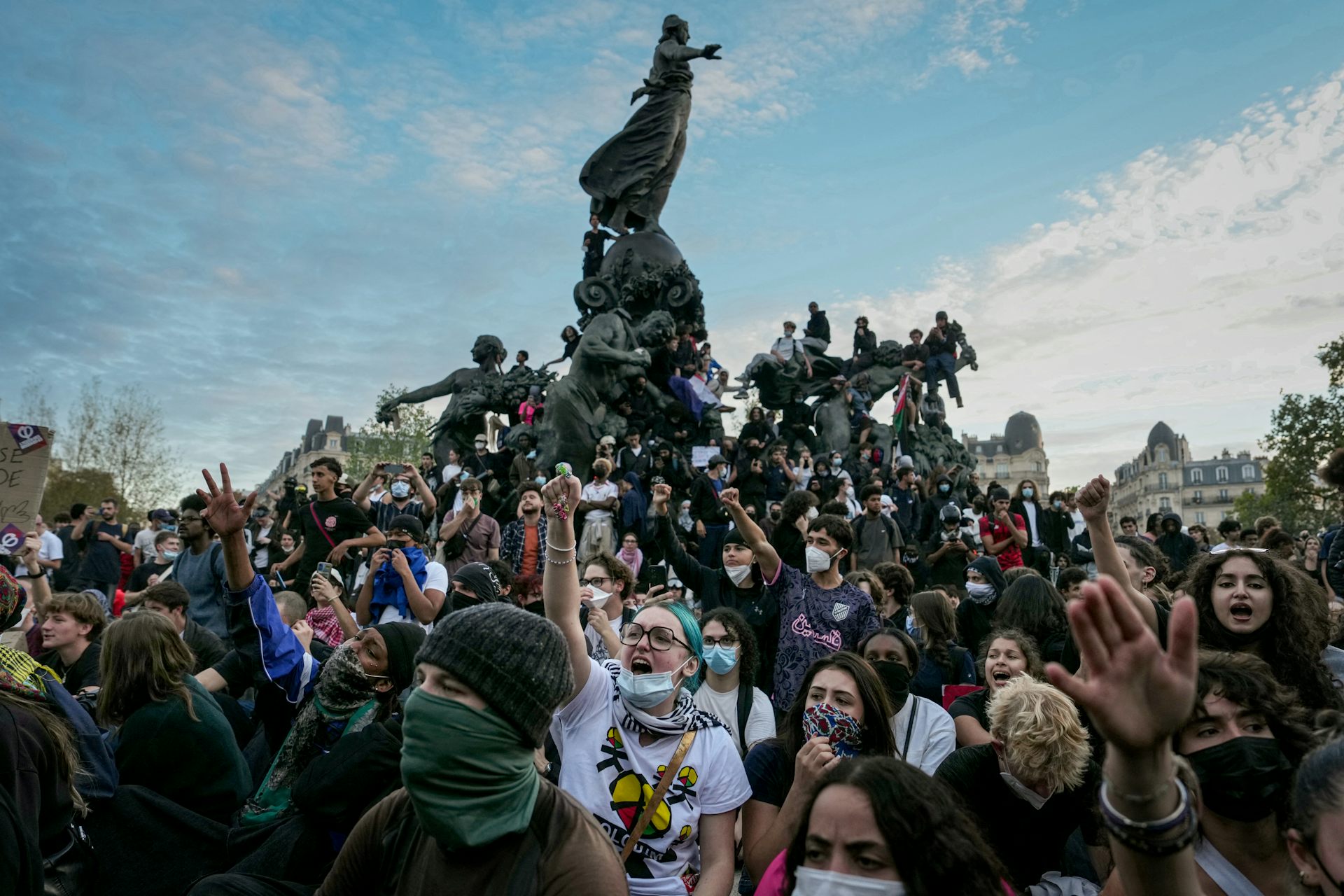 Personas que se manifiestan en París en el marco del movimiento liderado por los estudiantes en Francia