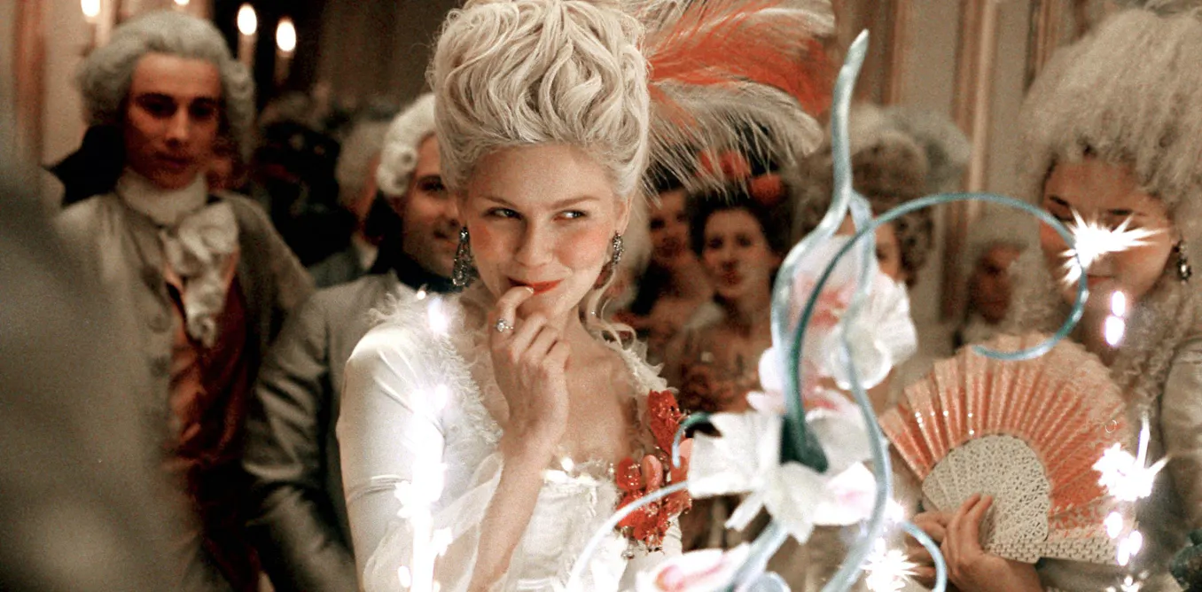 « Marie-Antoinette » : vingt ans après sa sortie, le film subversif de Sofia Coppola célébré à Versailles