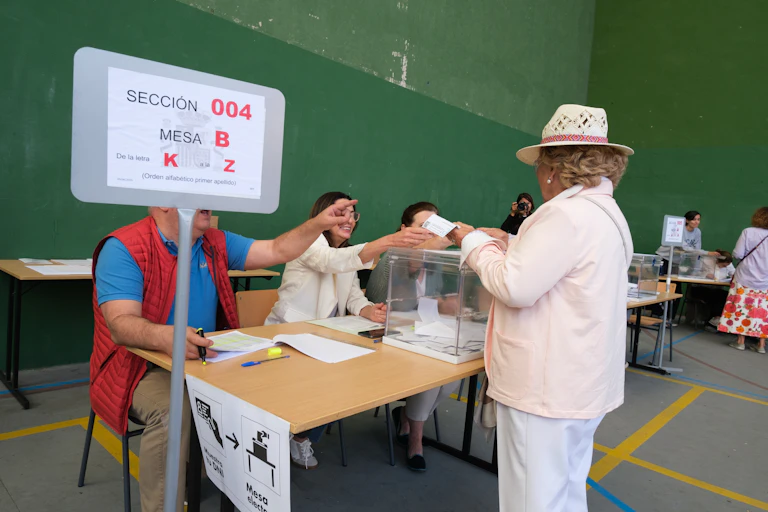 Mesa electoral en el colegio Ramiro de Maetzu, en Madrid