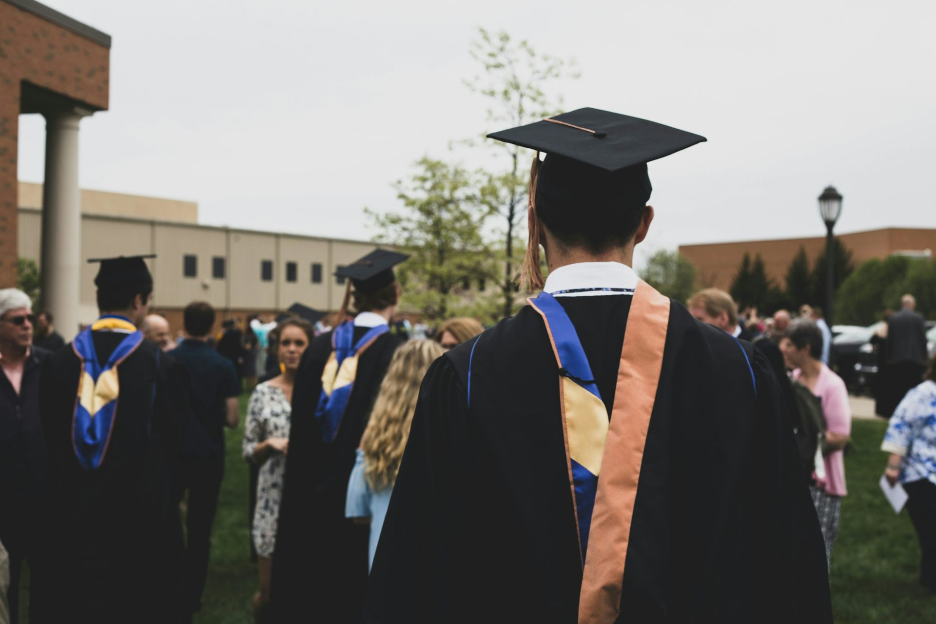 Un homme qui assiste à une collation des grades porte une tenue académique officielle