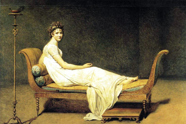 Mme Récamier allongée sur une méridienne regarde le sepctateur.