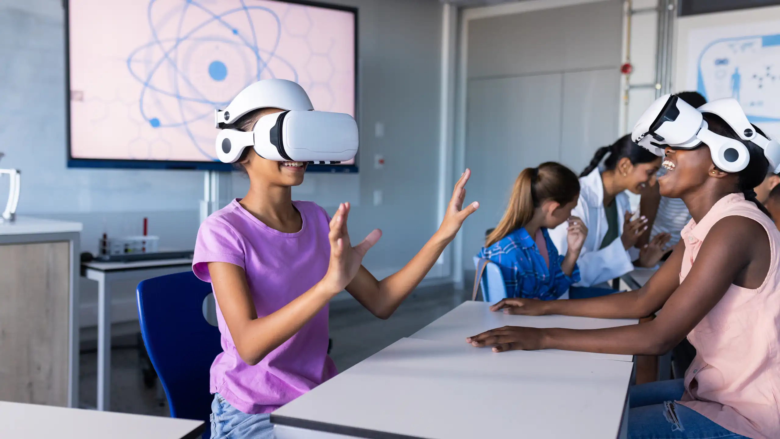 Deux élèves portant des lunettes de réalité virtuelle.