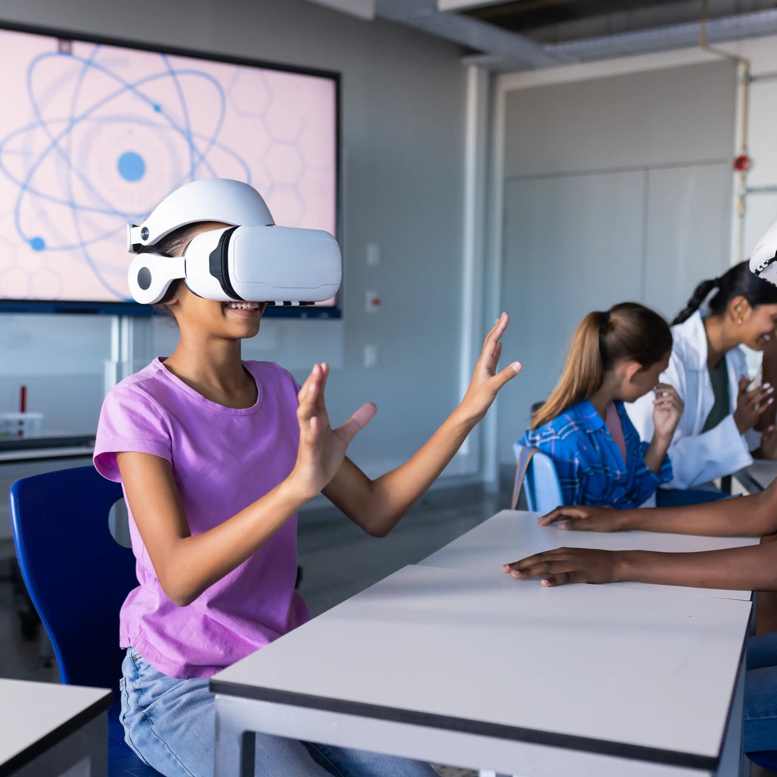 Deux élèves portant des lunettes de réalité virtuelle.