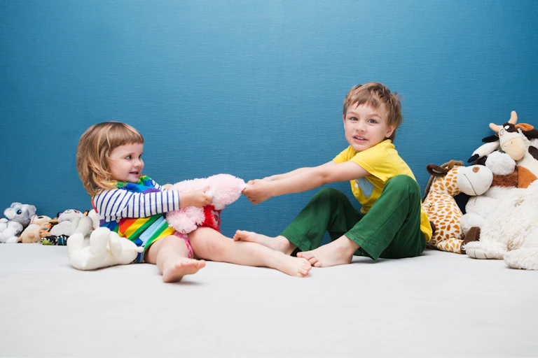 Dos niños pequeños jugando