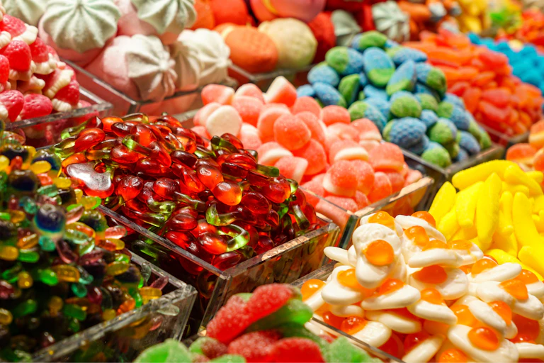 Etal d'un marchand de bonbons et friandises.