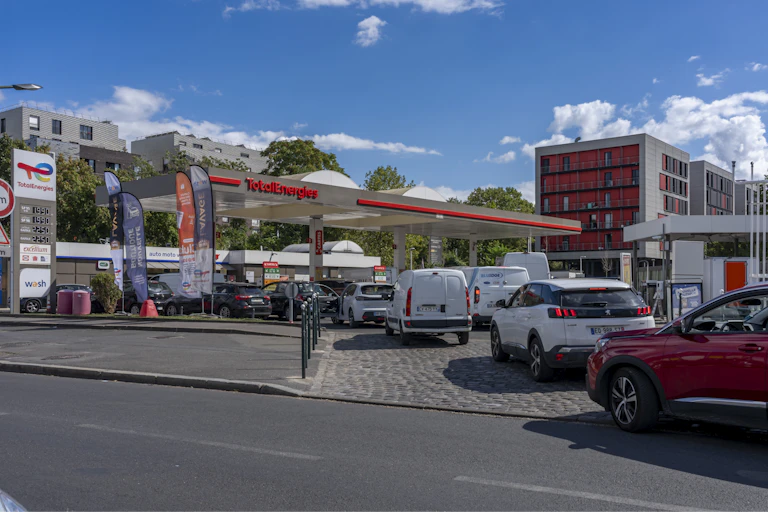 Fil d'attente devant une station-service TotalEnergies.