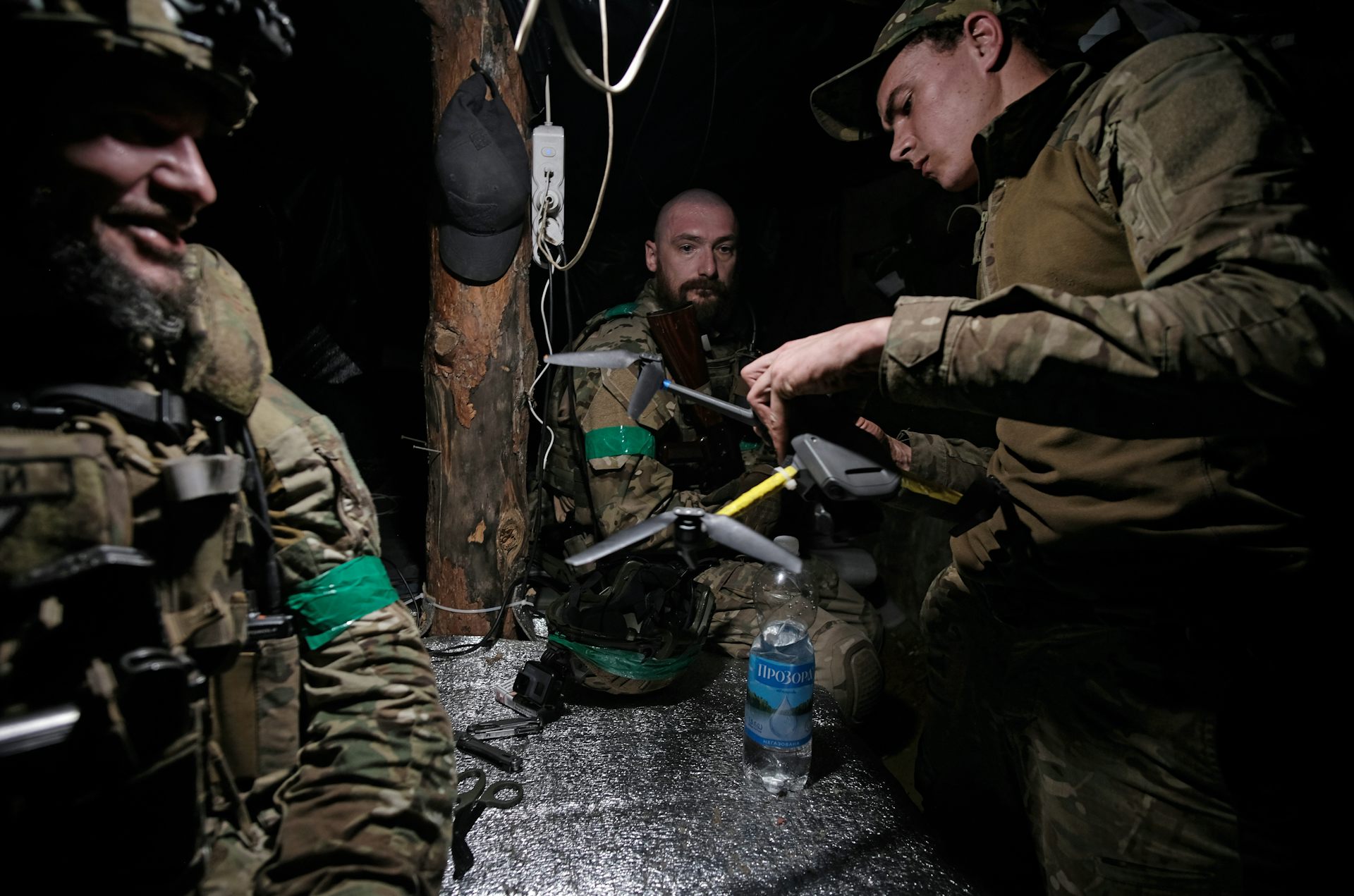 Ukrainian soldiers prepare a drone.