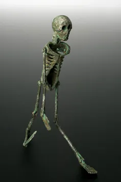 Figurilla en bronce de esqueleto.