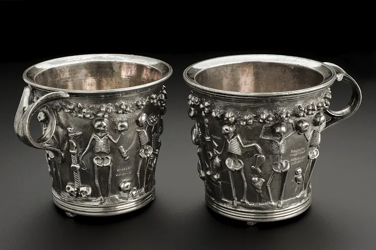 Copa de bronce con esqueletos.