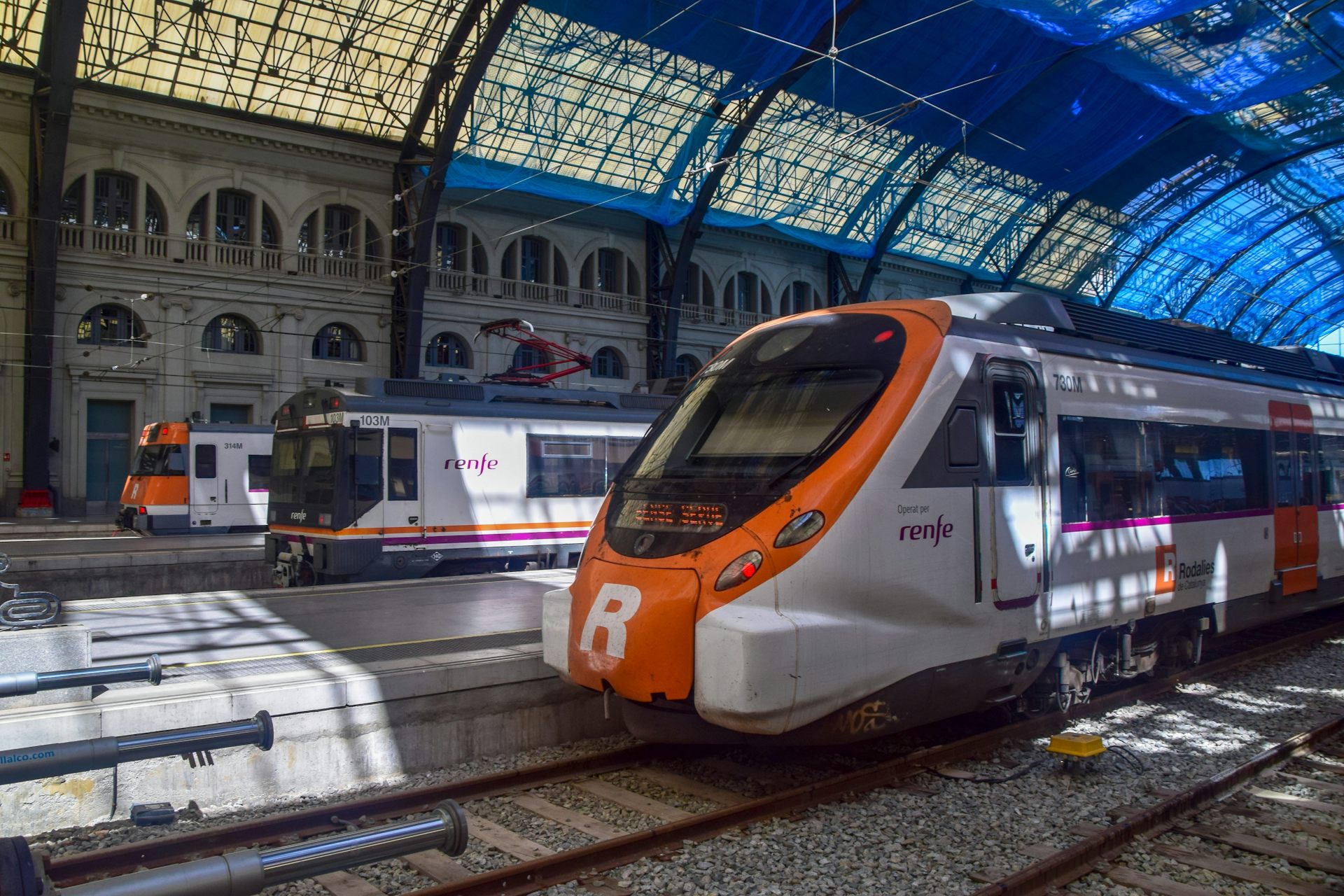 Trens de Rodalies de Catalunya en l'estació.