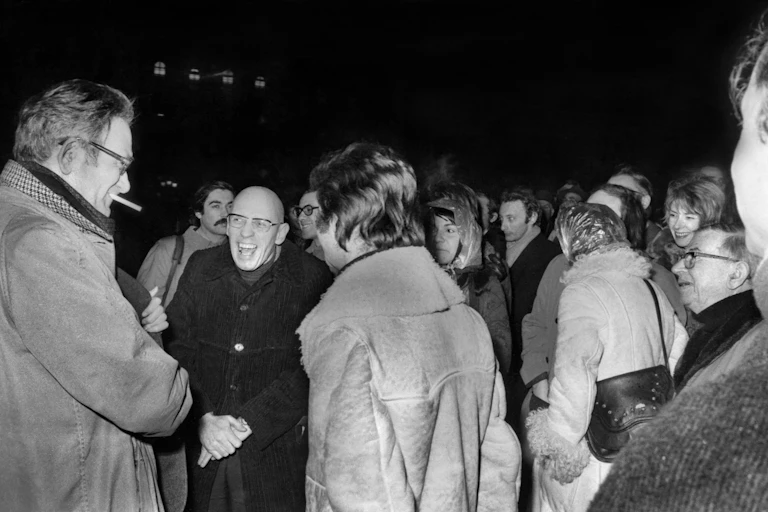 Le journaliste et écrivain Claude Mauriac (G), les philosophes Michel Foucault (C, riant) et Jean-Paul Sartre (D) participent à une manifestation avec une trentaine de militants du "Groupe d'information des prisons" le 18 janvier 1972 devant le ministère de la Justice, place Vendôme, à Paris. (Photo by AFP)