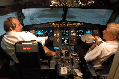 В самолете находящийся в полете 230 м. Кабина пилота Аэробус а320. Airbus a320 Cockpit. Airbus a320 кабина пилотов. Штурвал аэробуса 320.