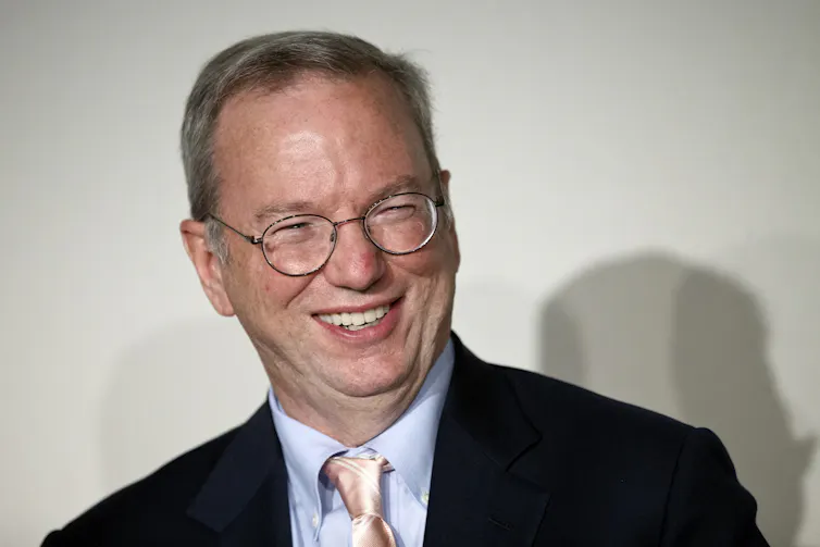 A smiling man in a suit – Eric Schmidt.