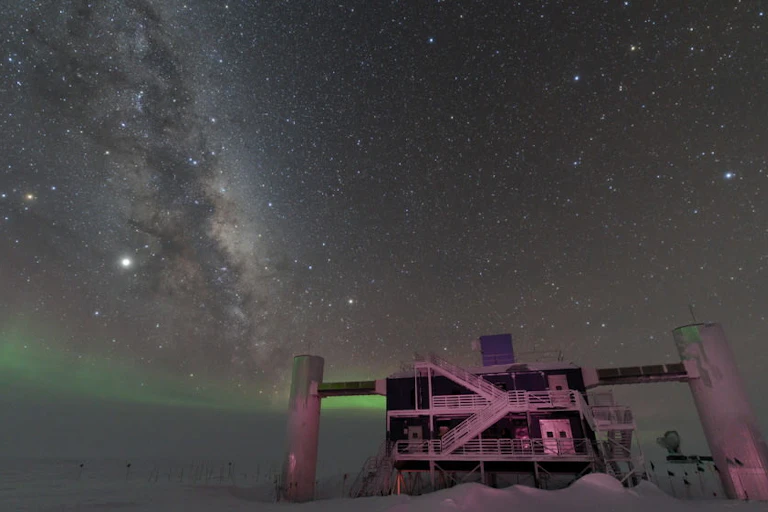La voie Lactée et une aurore boréale au dessus du bâtiment d'IceCube, en Antarctique.