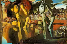 Pintura surrealista de Salvador Dalí en la que lo que parece una mano gigante sujeta un huevo del que sale una flor, mientras que en un lago frente a ella el reflejo de una mano sujeta una pieda.