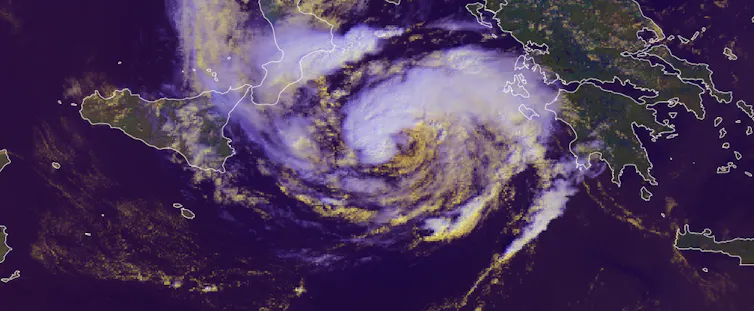 Imagen de satélite que muestra nubes dispuestas en espiral al oeste de Grecia