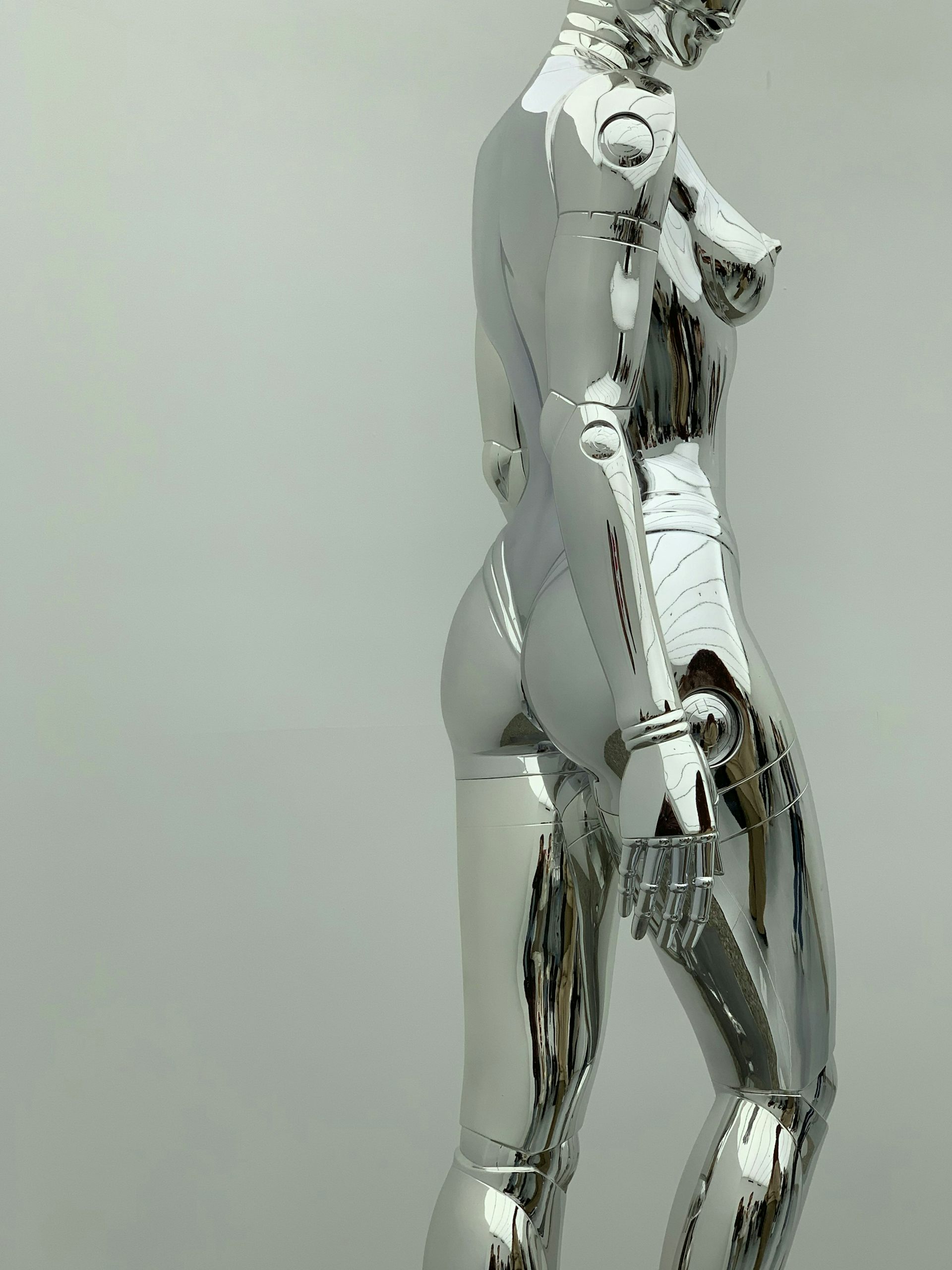 Un robot platejat amb pits i cintura molt estreta.