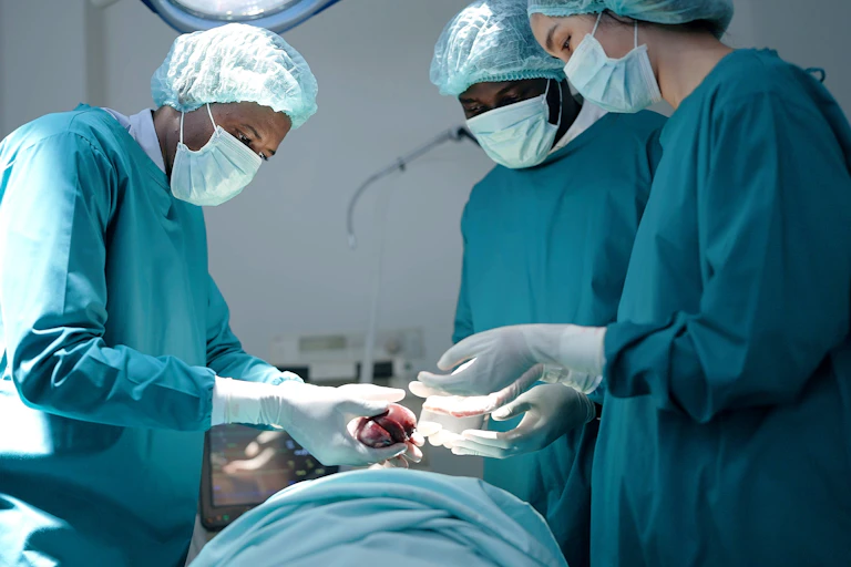 Photo d’une équipe chirurgicale en train de procéder à une transplantation cardiaque.